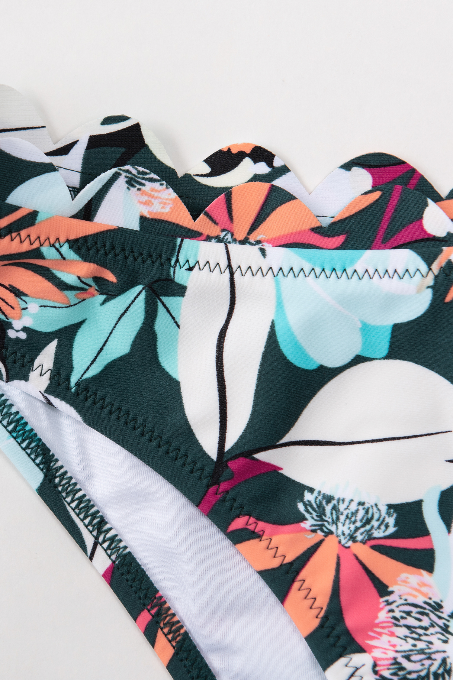 Bikini inférieur à bordures festonnées