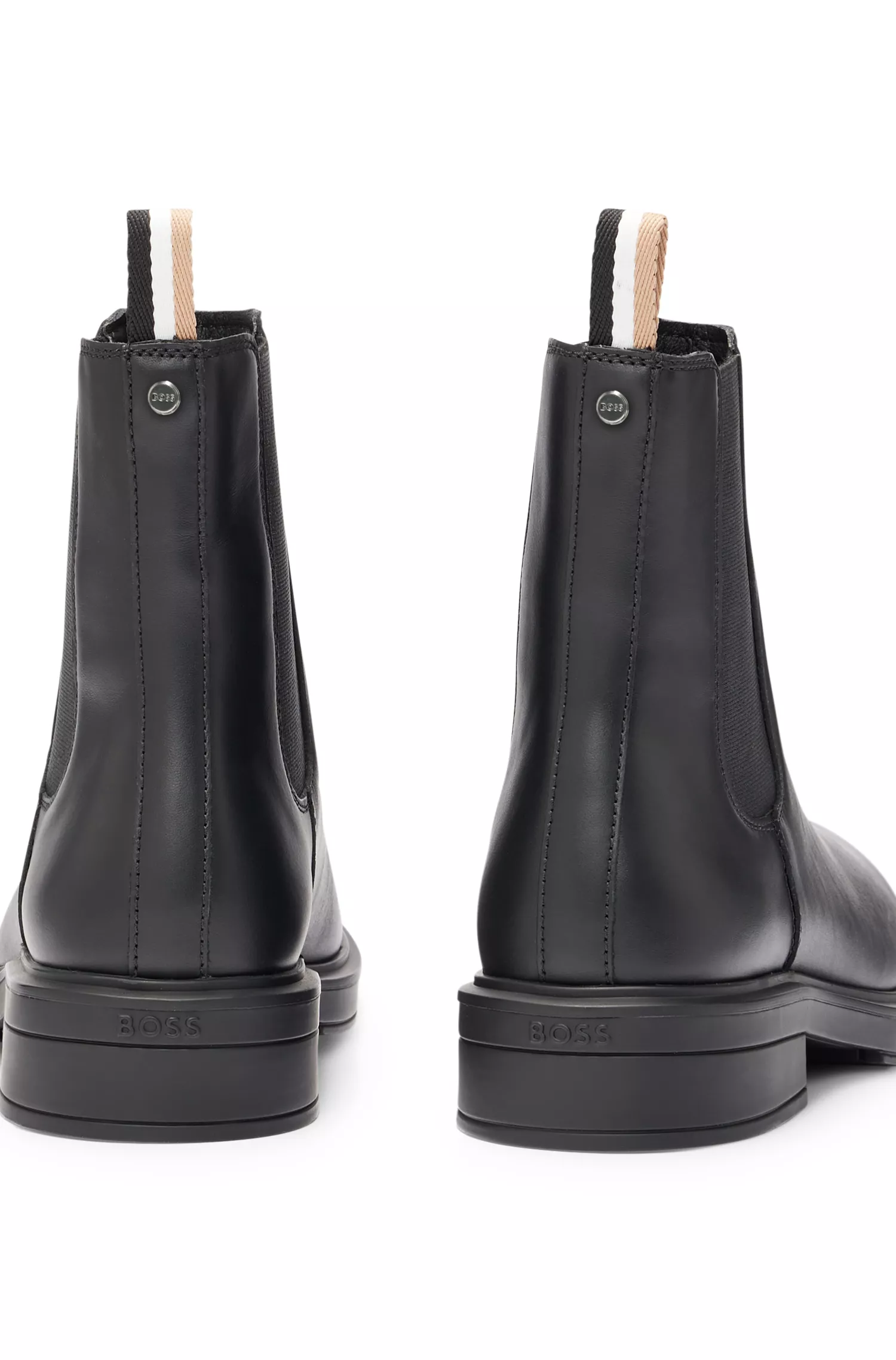 Botas Chelsea BOSS em couro preto com detalhes da marca e faixa característica.