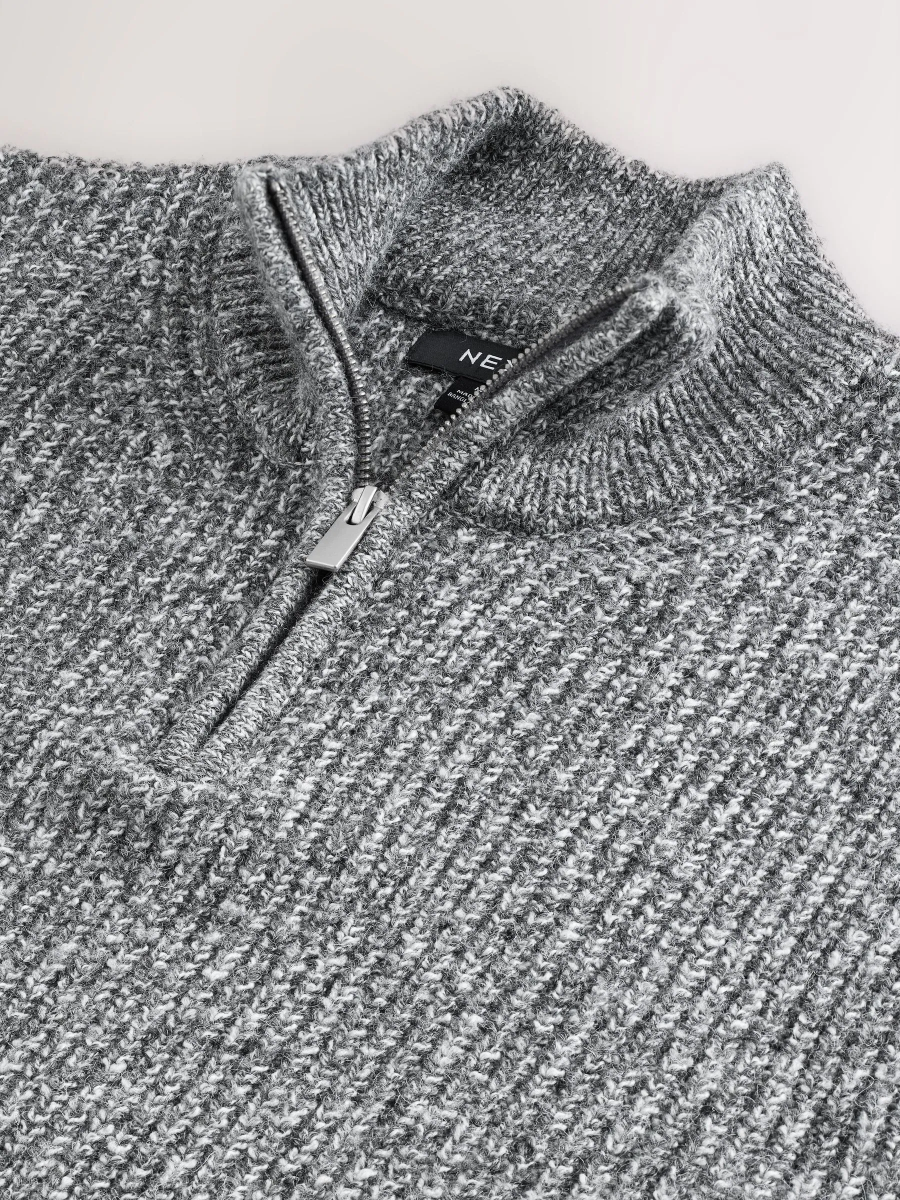 Grijs - Regular-fit gebreide trui met textuur en kwartrits bij de hals en wol