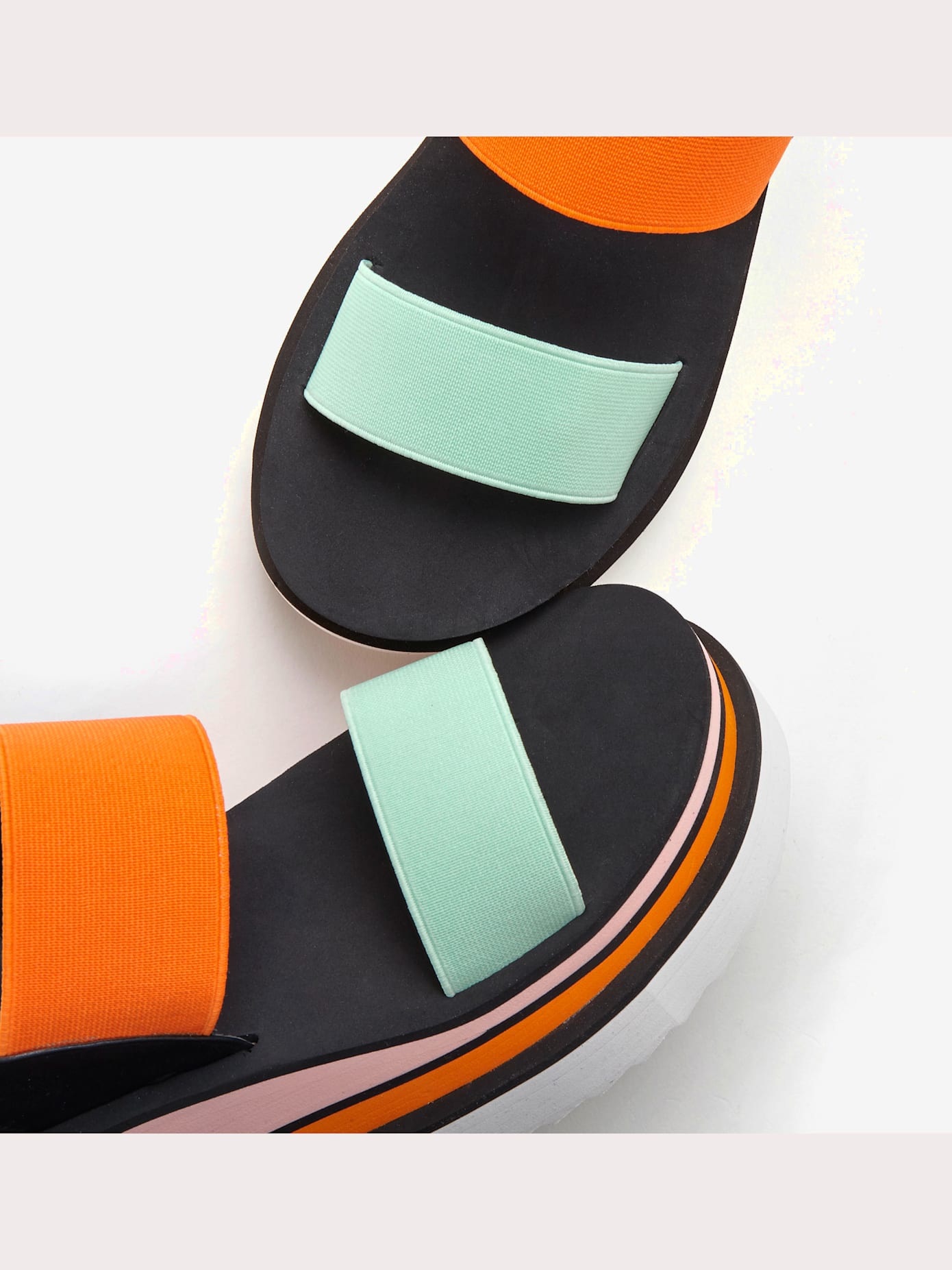 Sandales design cool et tendance en duo de couleurs
