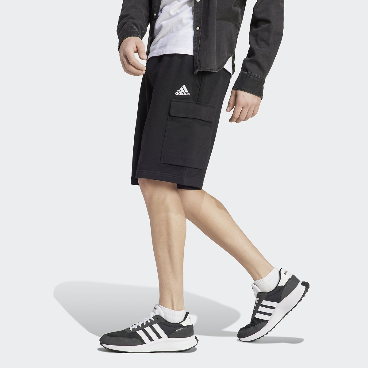 ADIDAS ROUPAS ESPORTIVAS<br>Shorts cargo em moleton Essentials