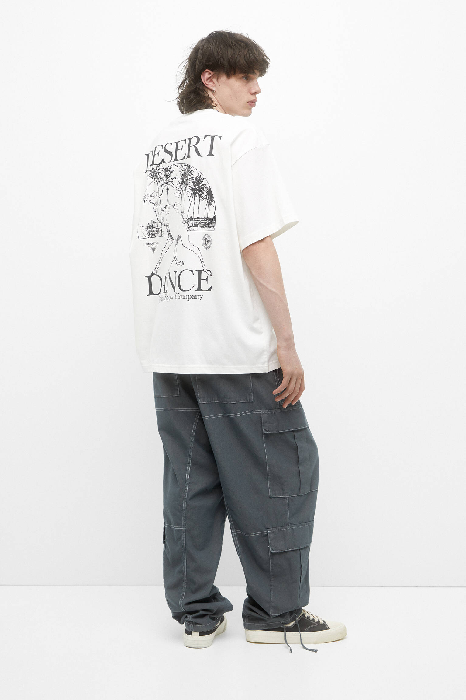 CAMISETA DE MANGA CURTA COM ESTAMPA GRÁFICA - BRANCA SUJA