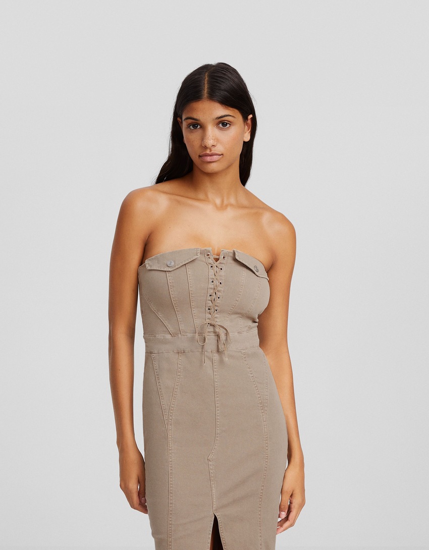 Vestido midi bandeau utilitário em sarja desbotada