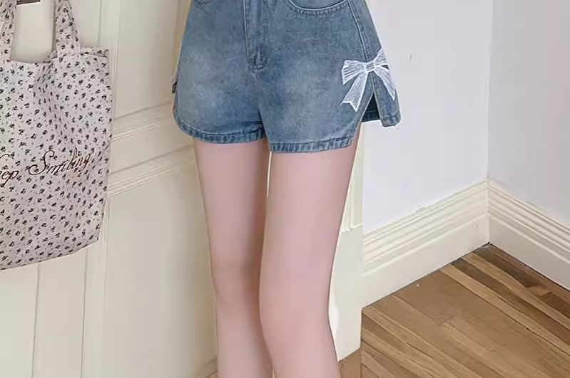 Kloitrinm - Hoge taille denim shorts met strik en kant