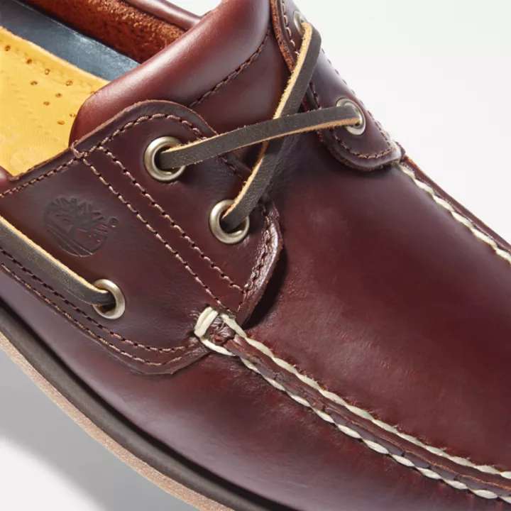 Sapato náutico clássico masculino na cor marrom.