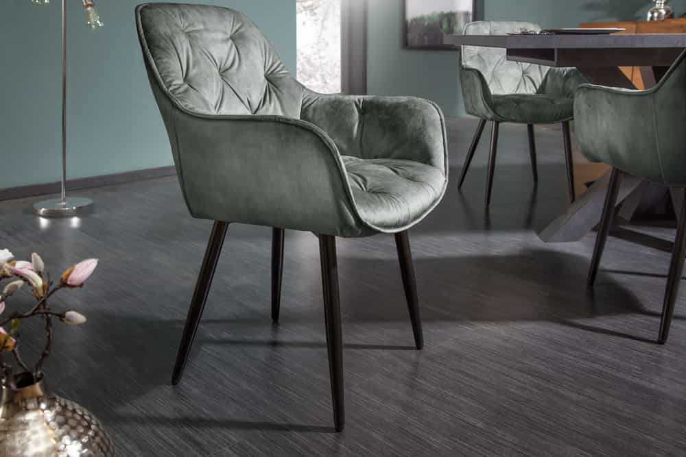 Design Stuhl MILANO grün Samt mit Armlehne Ziersteppung gepolstert schwarze Metallbeine