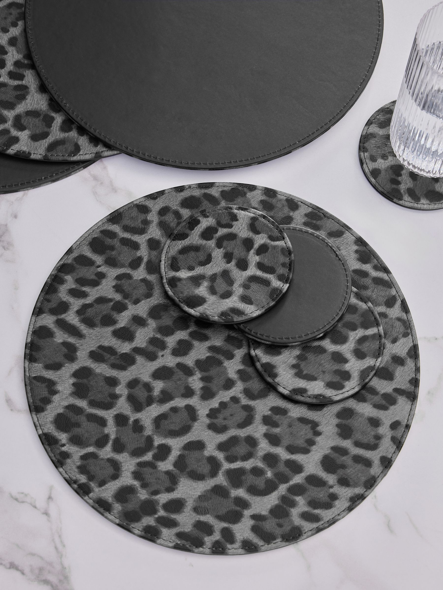 Set van 4 bedrukte imitatieleren placemats en onderzetters