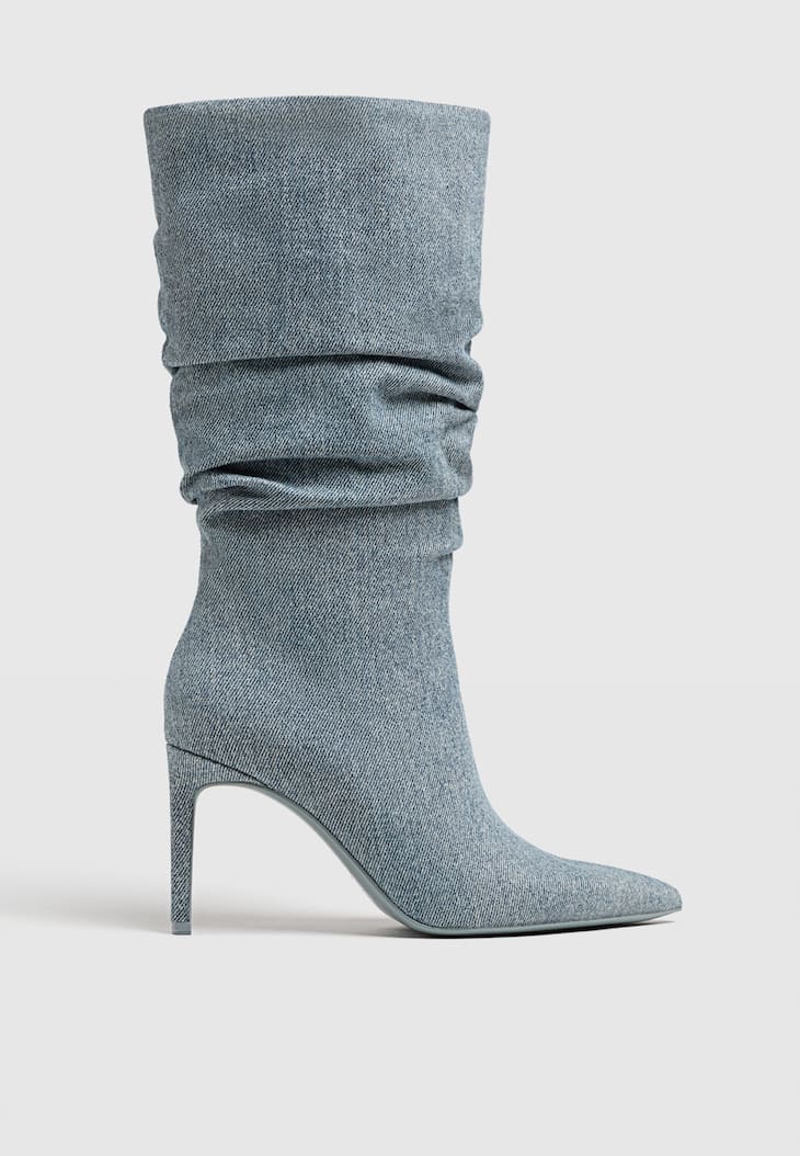 Botas de salto alto em jeans folgadas