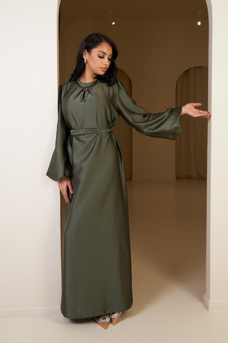 Robe kaki satinée et ceinturée