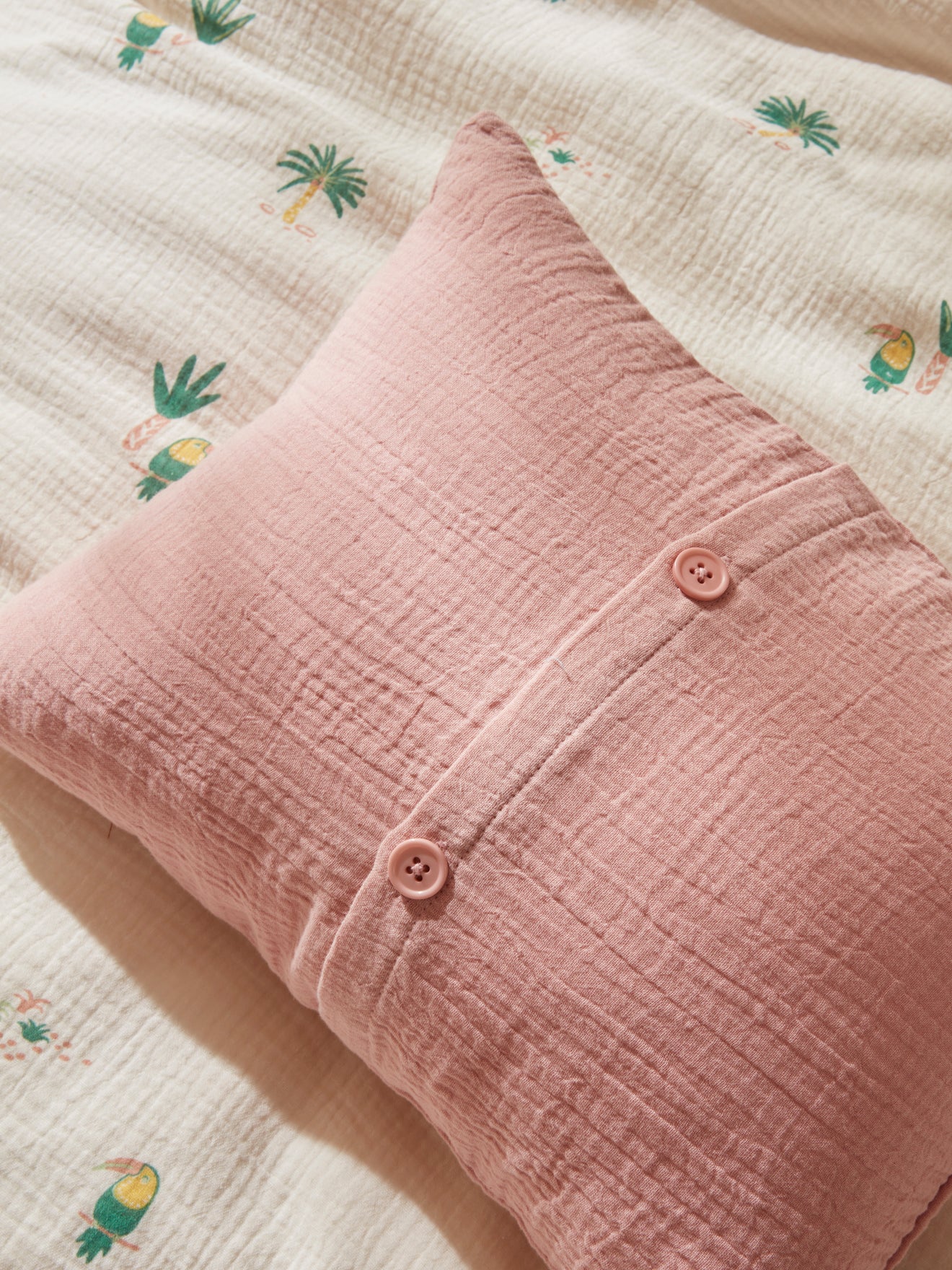 Coussin gaufré à pois brodés