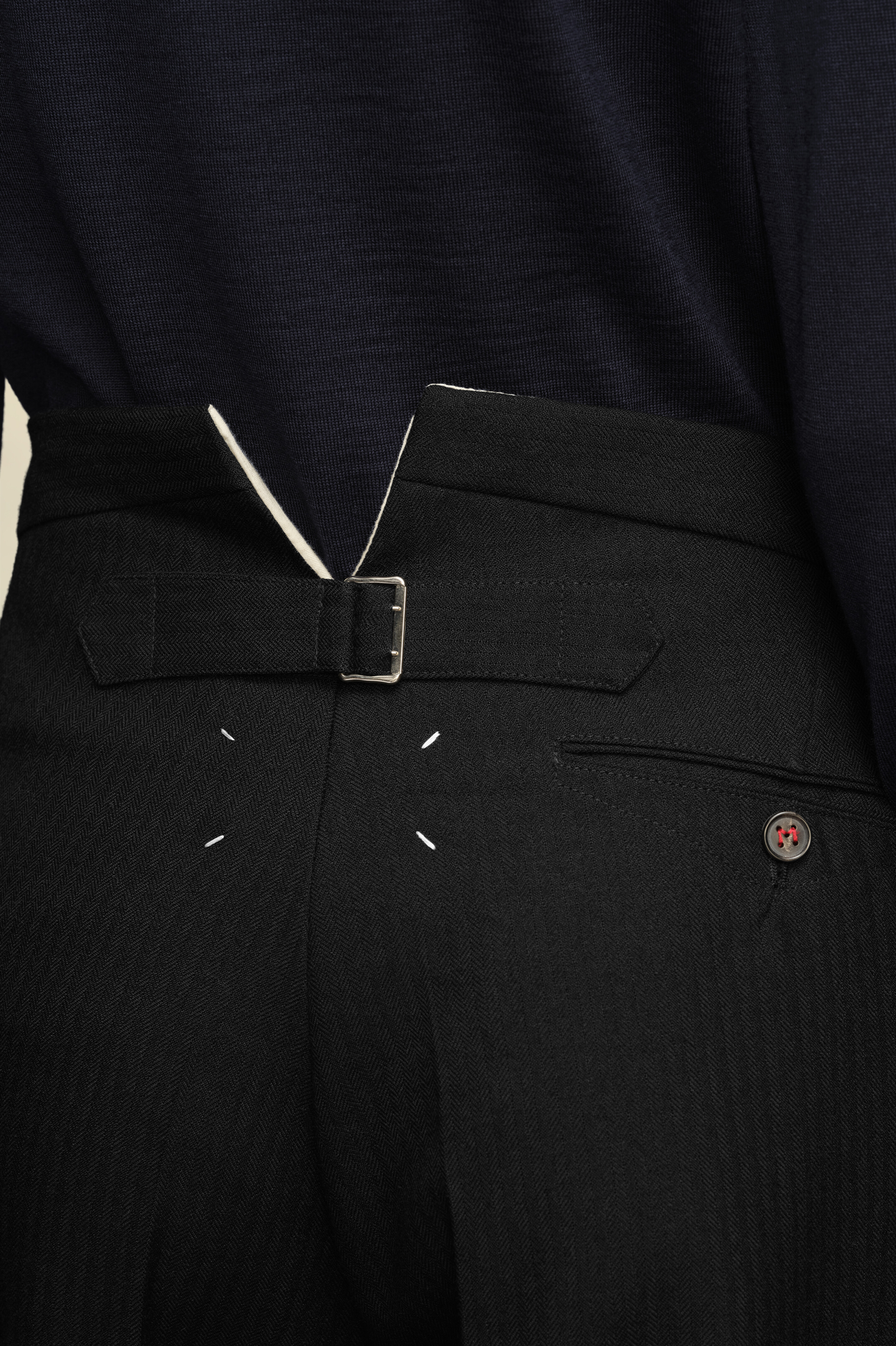 Pantalon plissé en laine à chevrons noir pour femme
