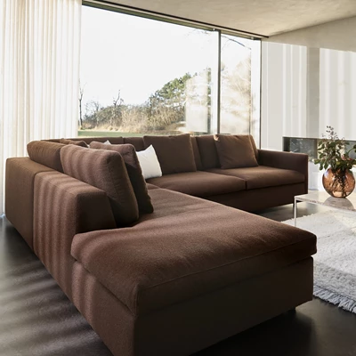 Angolo venstrevendt sofa med pufafslutning