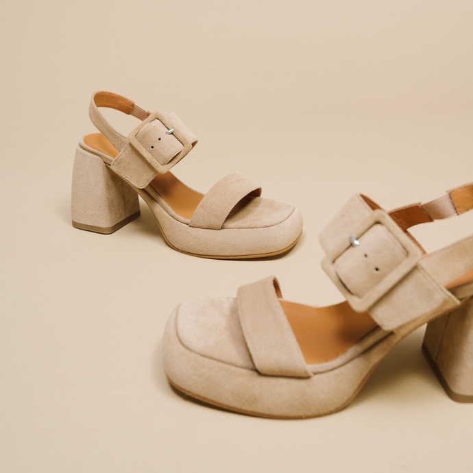 Sandales à bouts carrés et boucles  en croute beige
