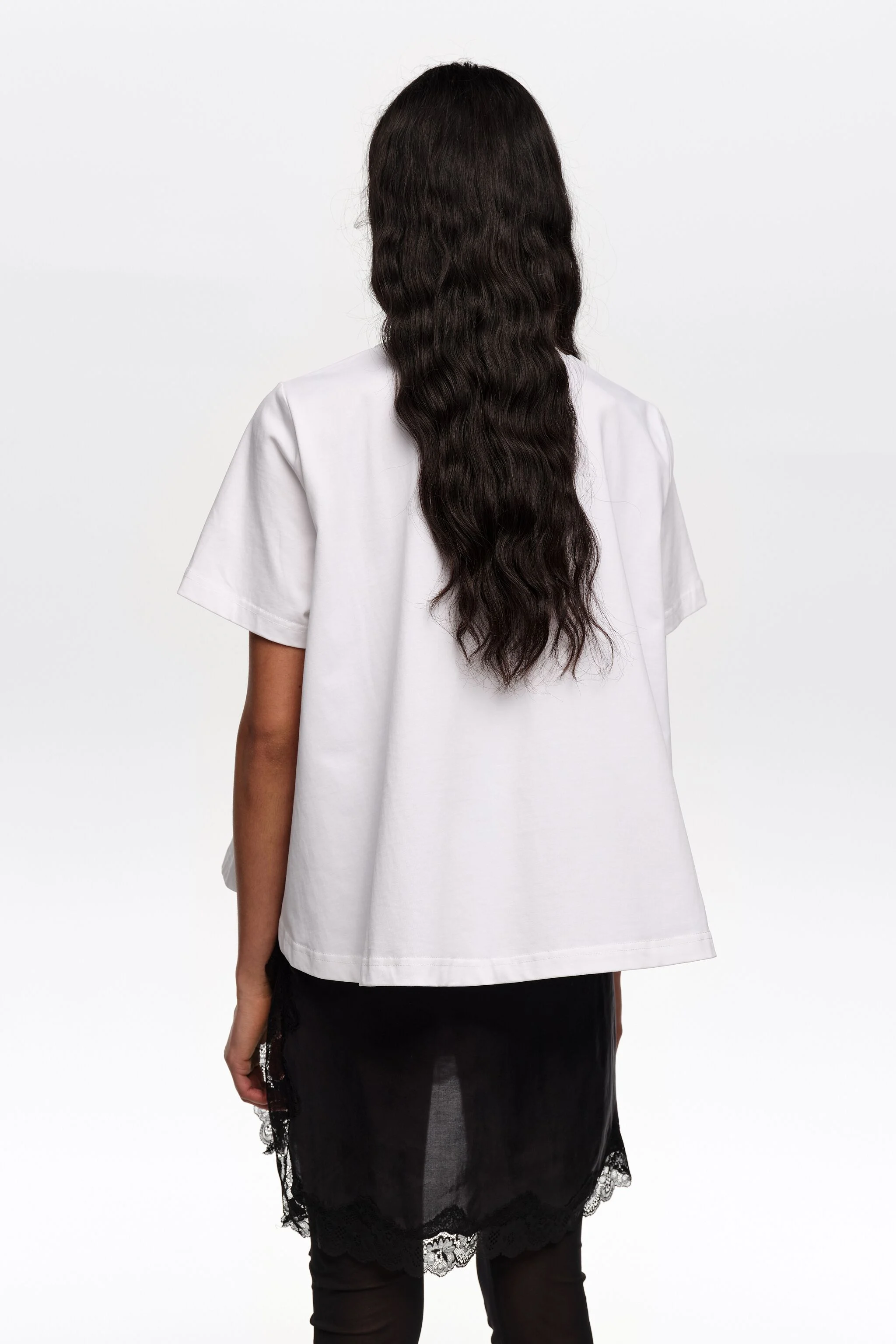 Camiseta branca de corte A com logo de bailarinas
