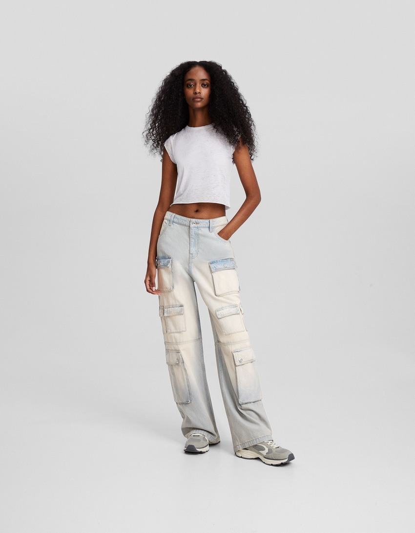 calça jeans cargo folgada multiuso