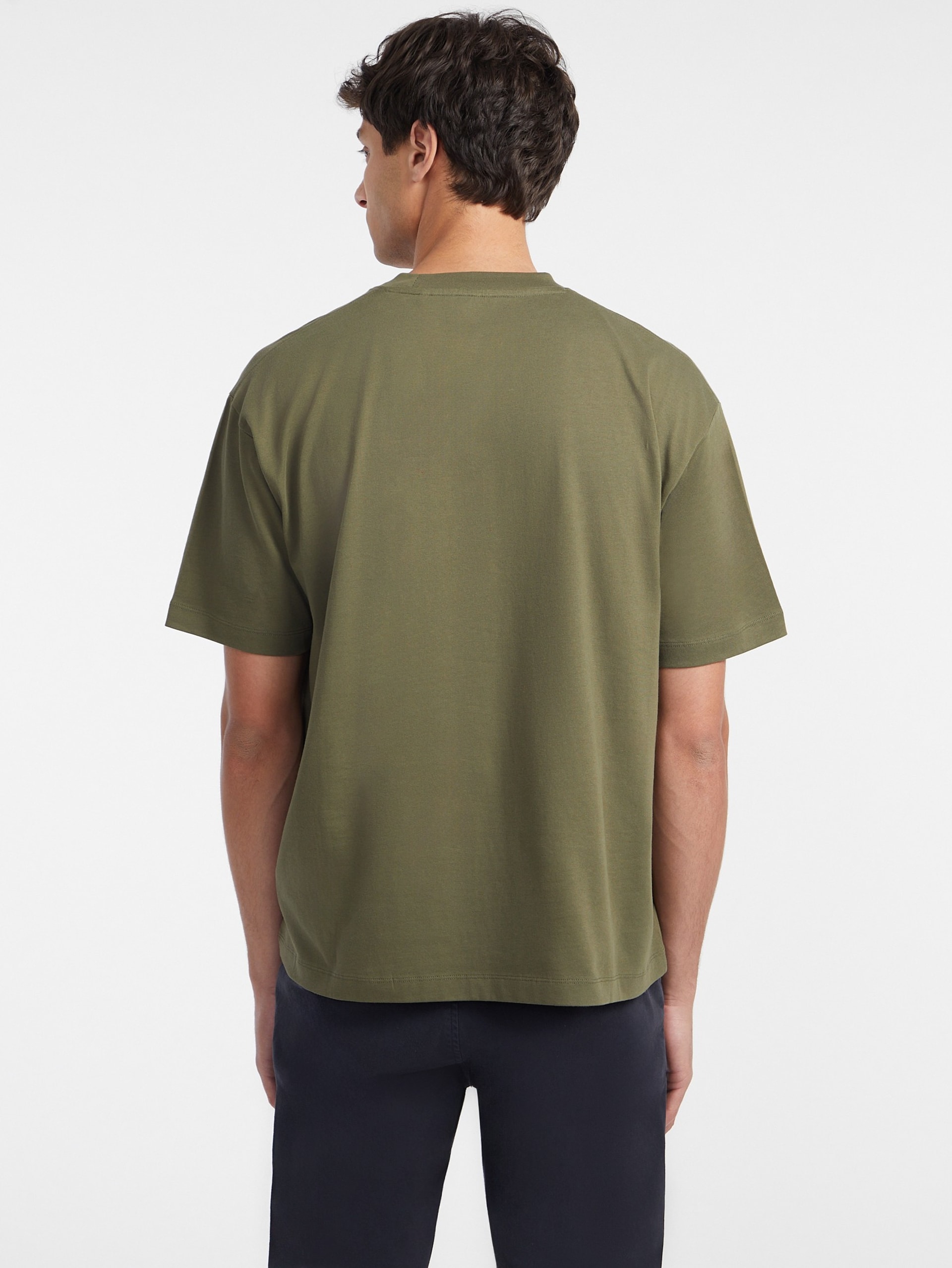 Camiseta com logotipo bordado