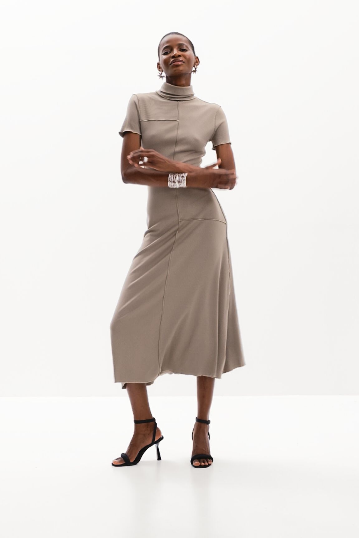 Vestido midi de gola alta
