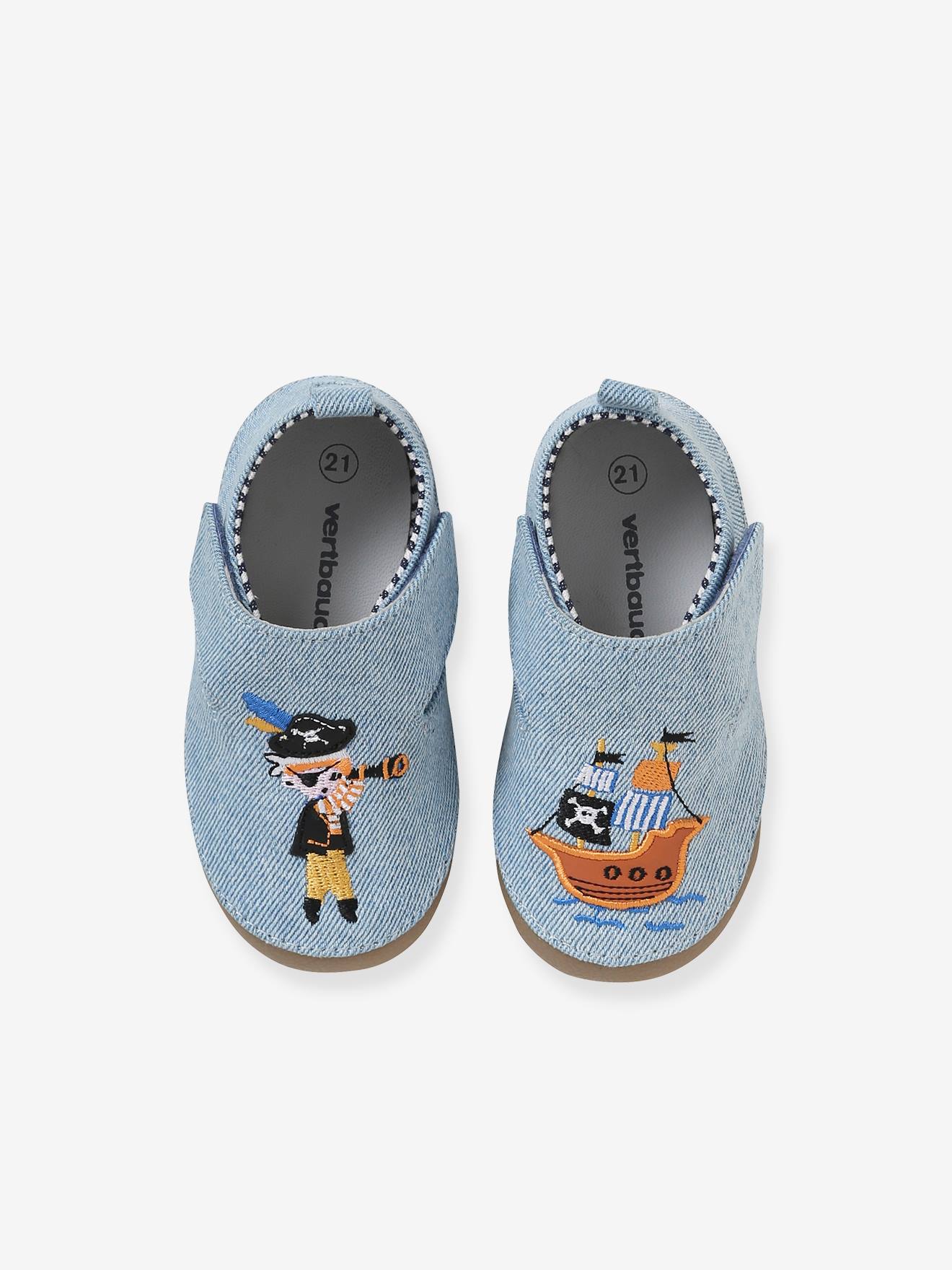 Pantufas de tecido para casa com tira autoadesiva, para bebê menino, lisas, azul claro com estampas.