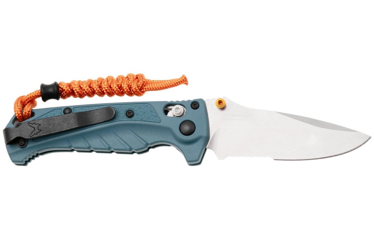 Benchmade Mini Adira 18065S CPM MagnaCut, Depth Blue Grivory, Serrated zakmes