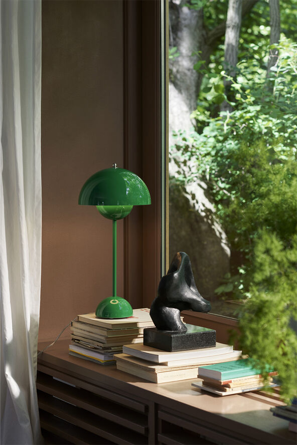 &Tradition Flowerpot VP3 Table Lamp Signal green