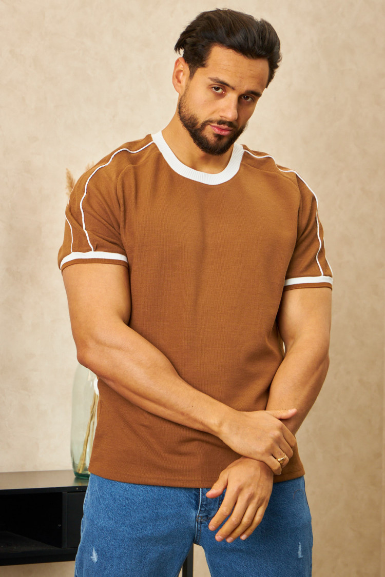 T-shirt marron à col blanc