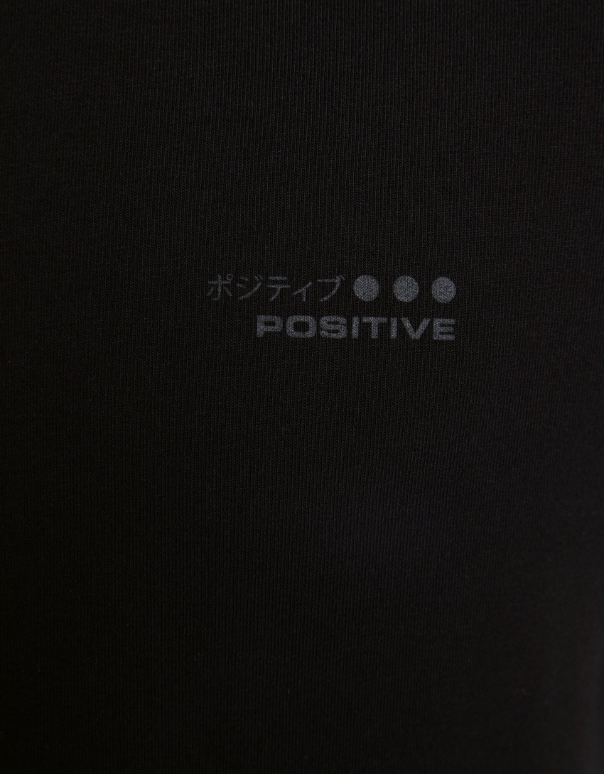 Camiseta de manga curta com modelagem justa e detalhe listrado.