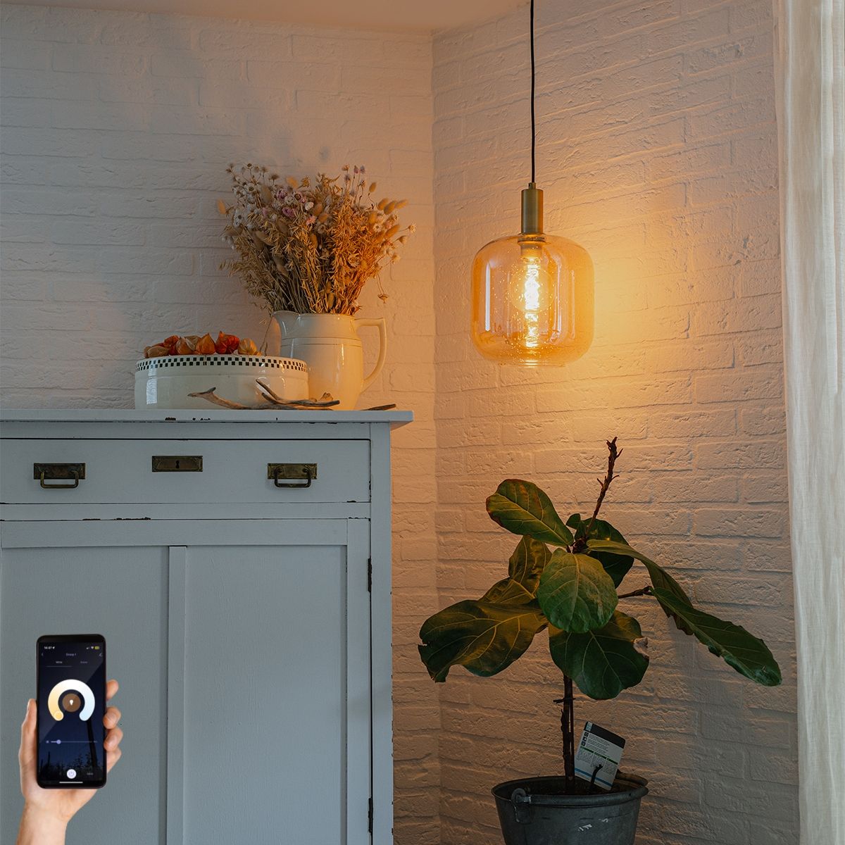 Smart hanglamp zwart met messing en amber glas incl. Wifi G95 - Zuzanna