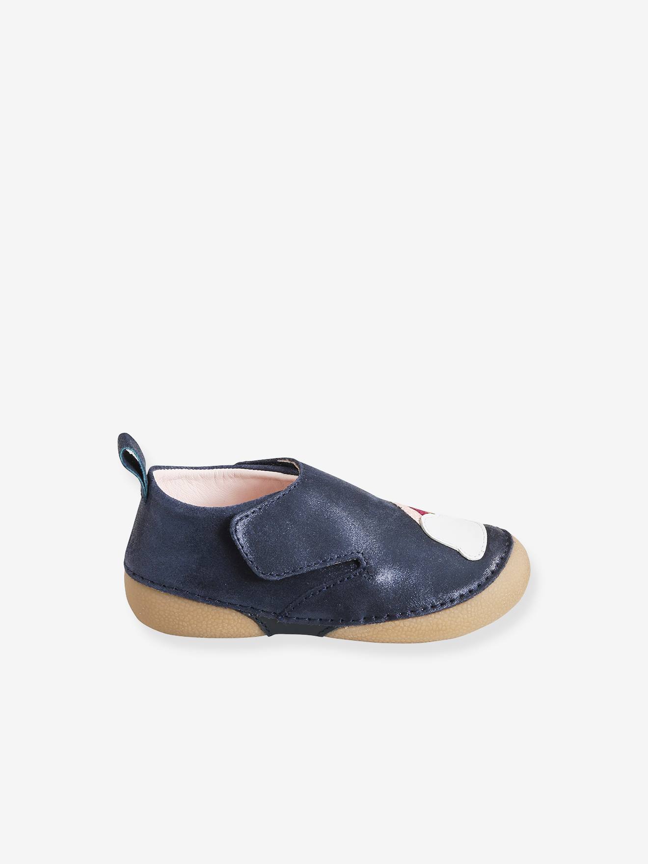 Pantufas de bebê em couro claro, lisas em azul escuro com estampas.