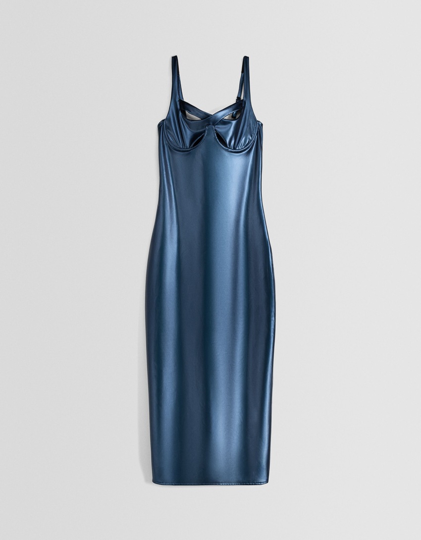 Vestido midi de couro sintético metalizado com alças finas e detalhe vazado.