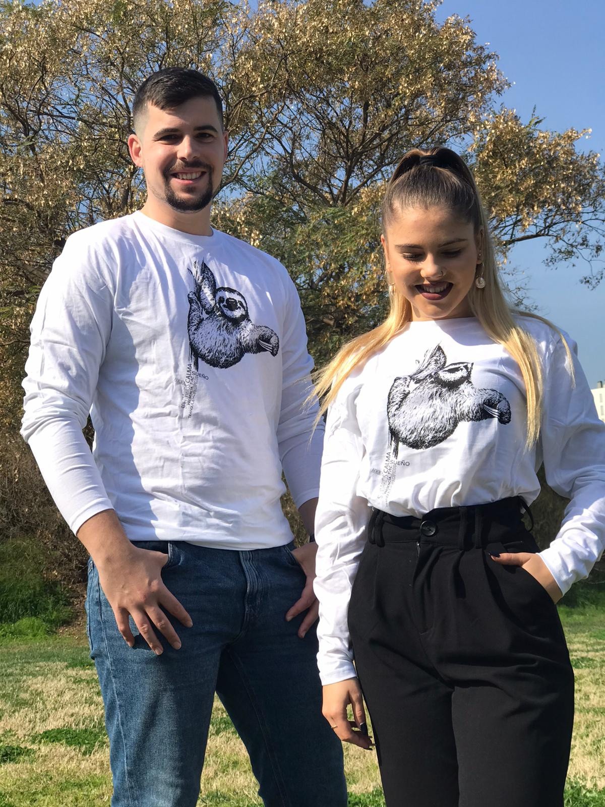 Camiseta unissex com estampa de preguiça, branca.