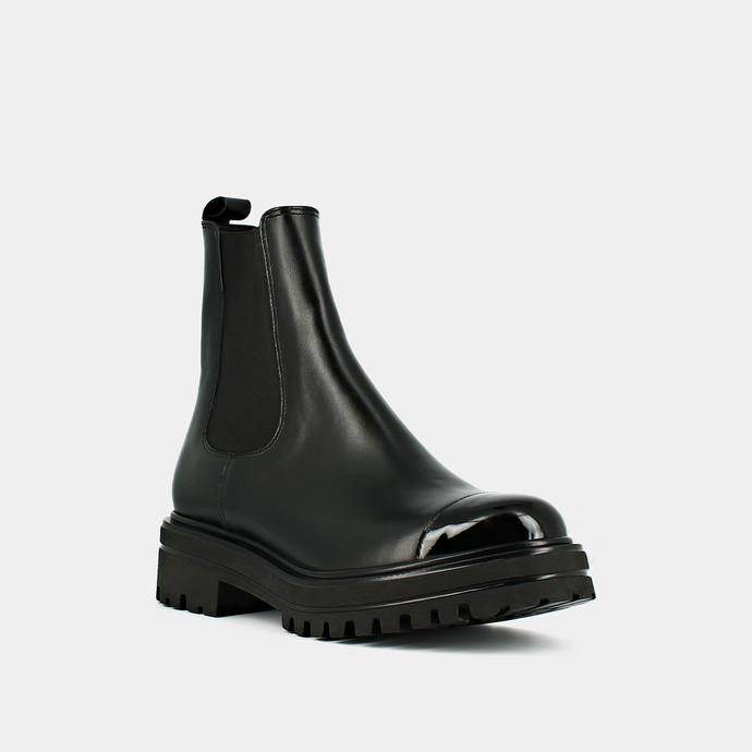 Boots à bouts ronds et semelles crantées...  en cuir et vernis noir