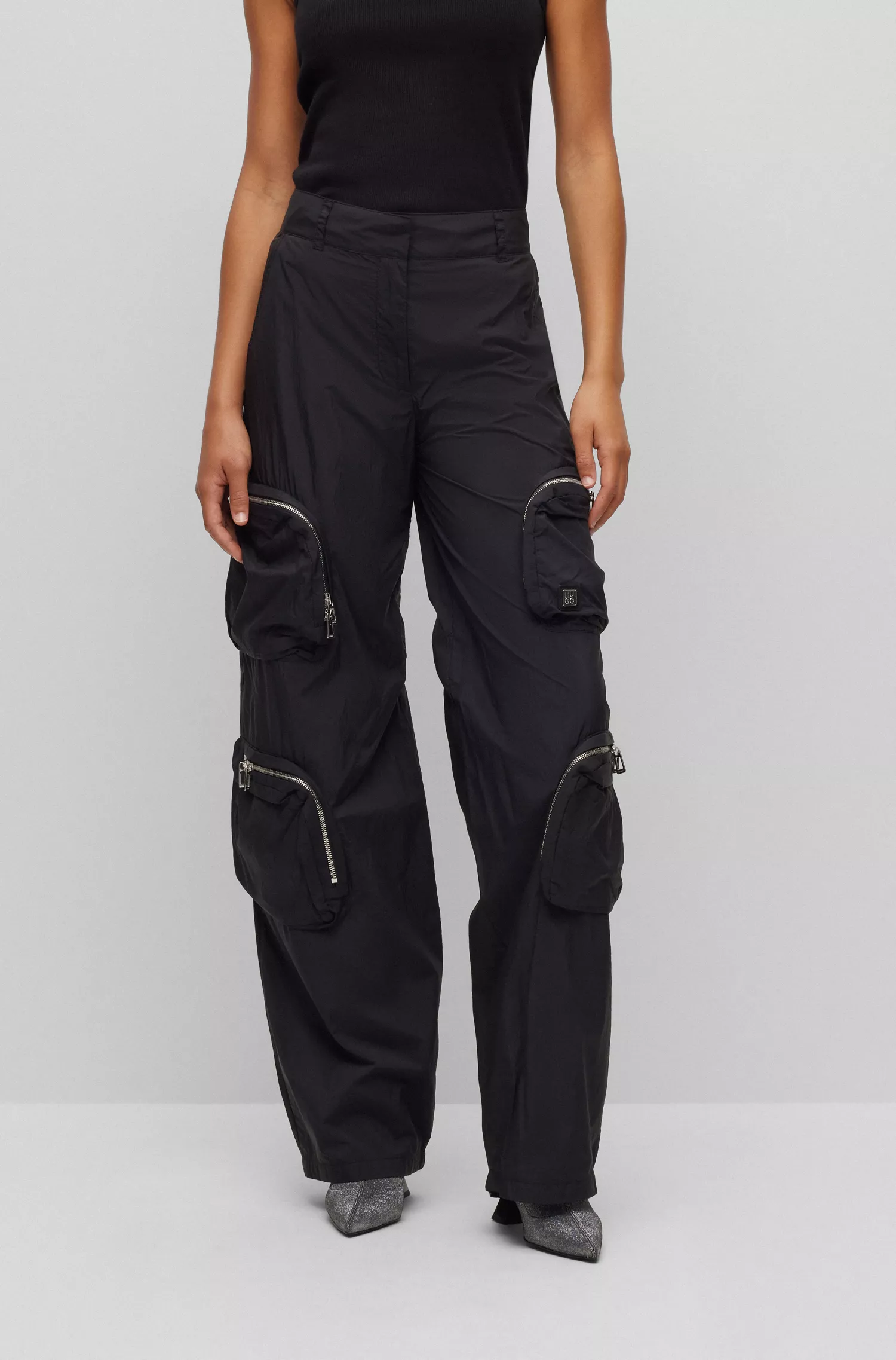 Calça cargo HUGO vermelha, corte relaxado, com bolsos grandes com zíper.