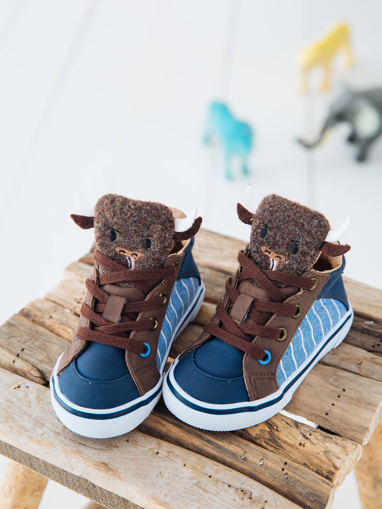 Tênis de cano alto com lingueta, estampa de búfalo, azul médio, liso com detalhes, para bebês meninos