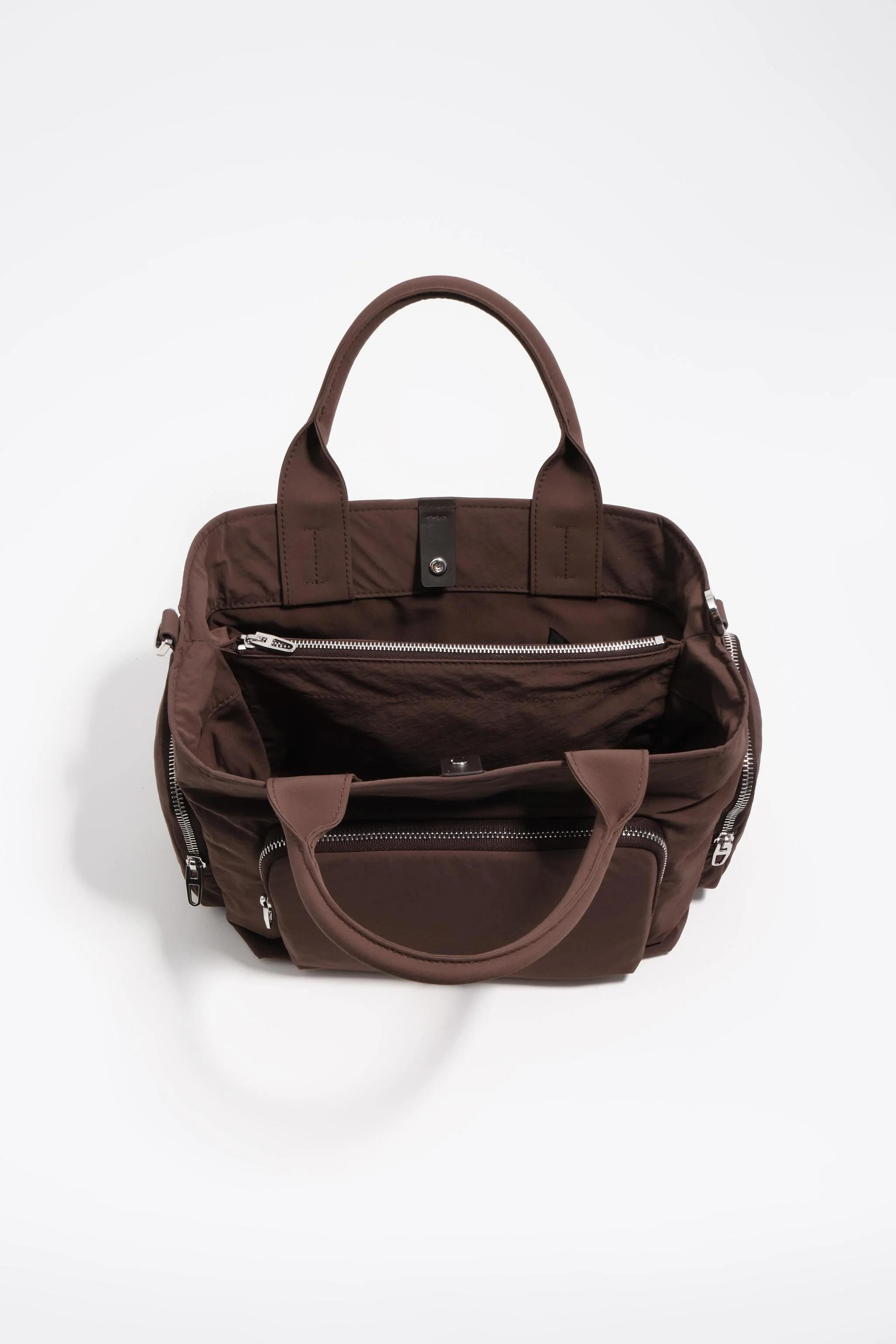 Bolsa transversal grande de nylon marrom escuro com bolsos.