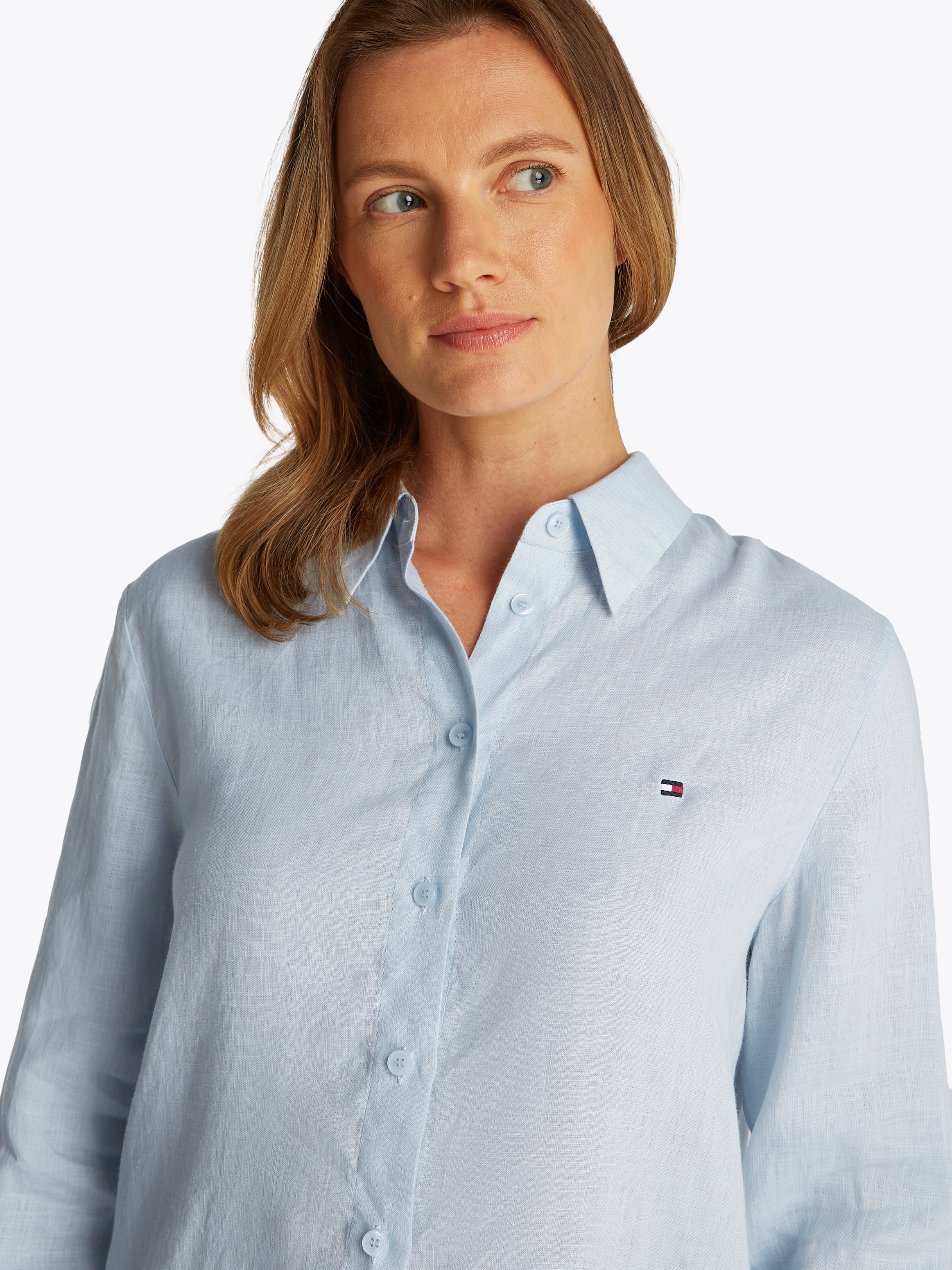Tommy Hilfiger Hemdbluse »ESS LINEN RELAXED SHIRT« mit Logostickerei ,kühlendes Premium Leinen