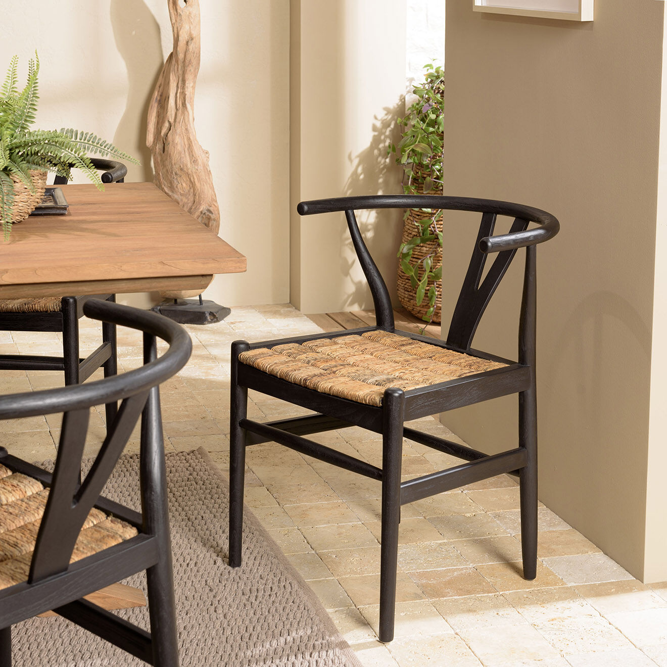 Macabane Chaise bois de teck recyclé dossier arrondi Sixtine noire/marron - 57.5x56.5x75 cm