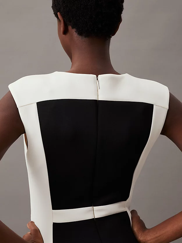 Vestido justo com blocos de cores em tecido scuba.