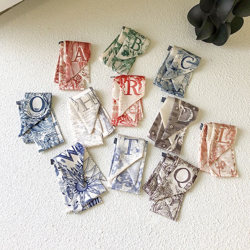 Frior - Smalle zijden sjaal met letterprint