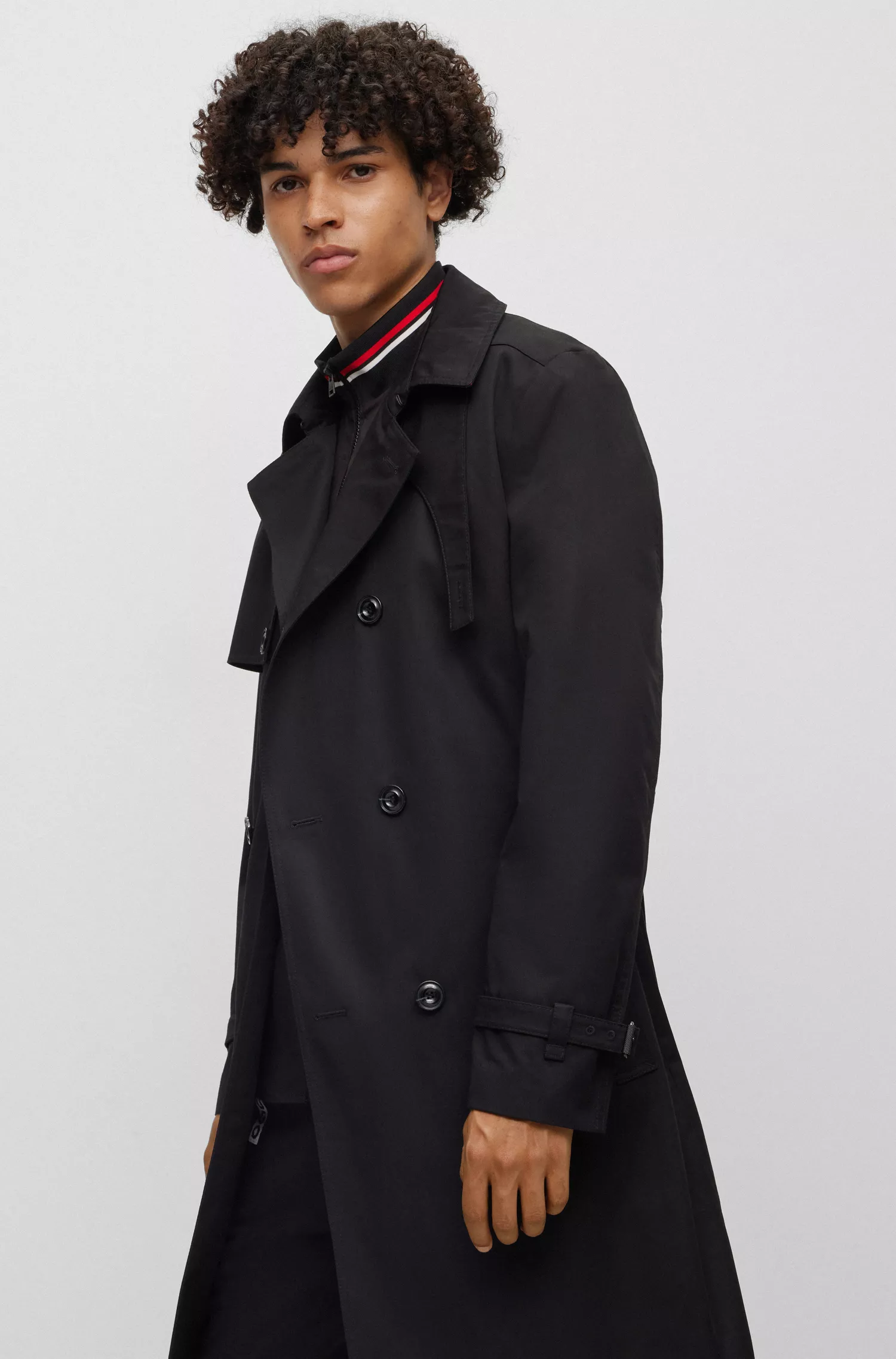 Trench coat HUGO vermelho, impermeável, com fechamento por cinto.