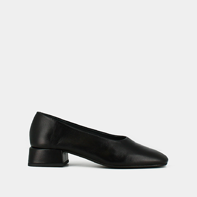 Ballerines à petits talons et bouts carrés  en cuir noir
