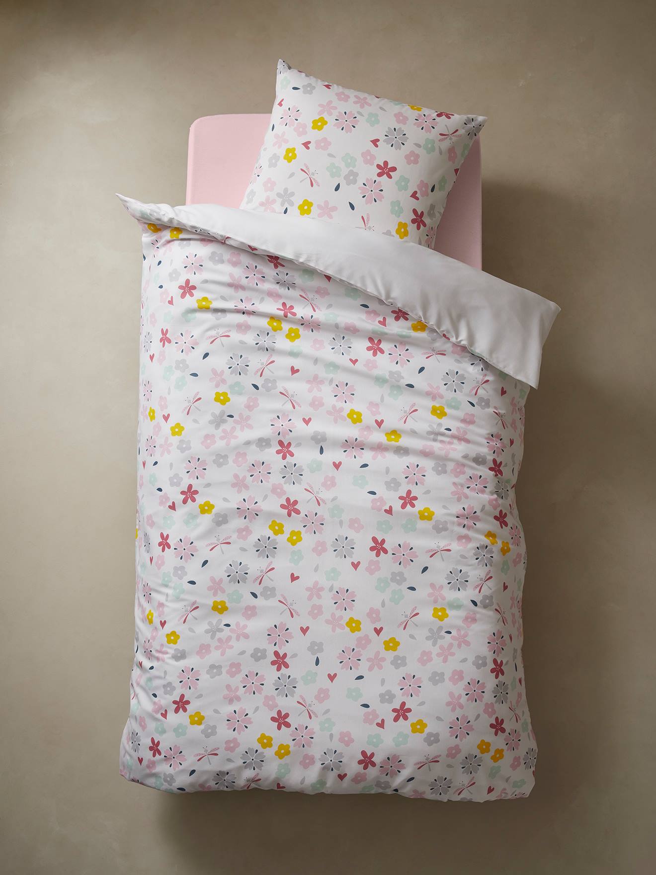 Conjunto de capa de edredom e fronha infantil FLORES E ASAS, liso, branco claro com motivos.