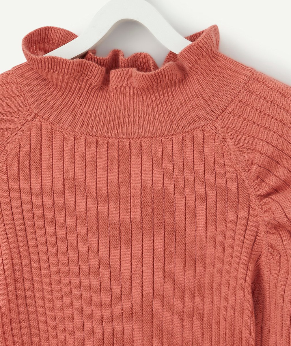 PULL FILLE ROSE À CÔTES AVEC COL MONTANT VOLANTÉ