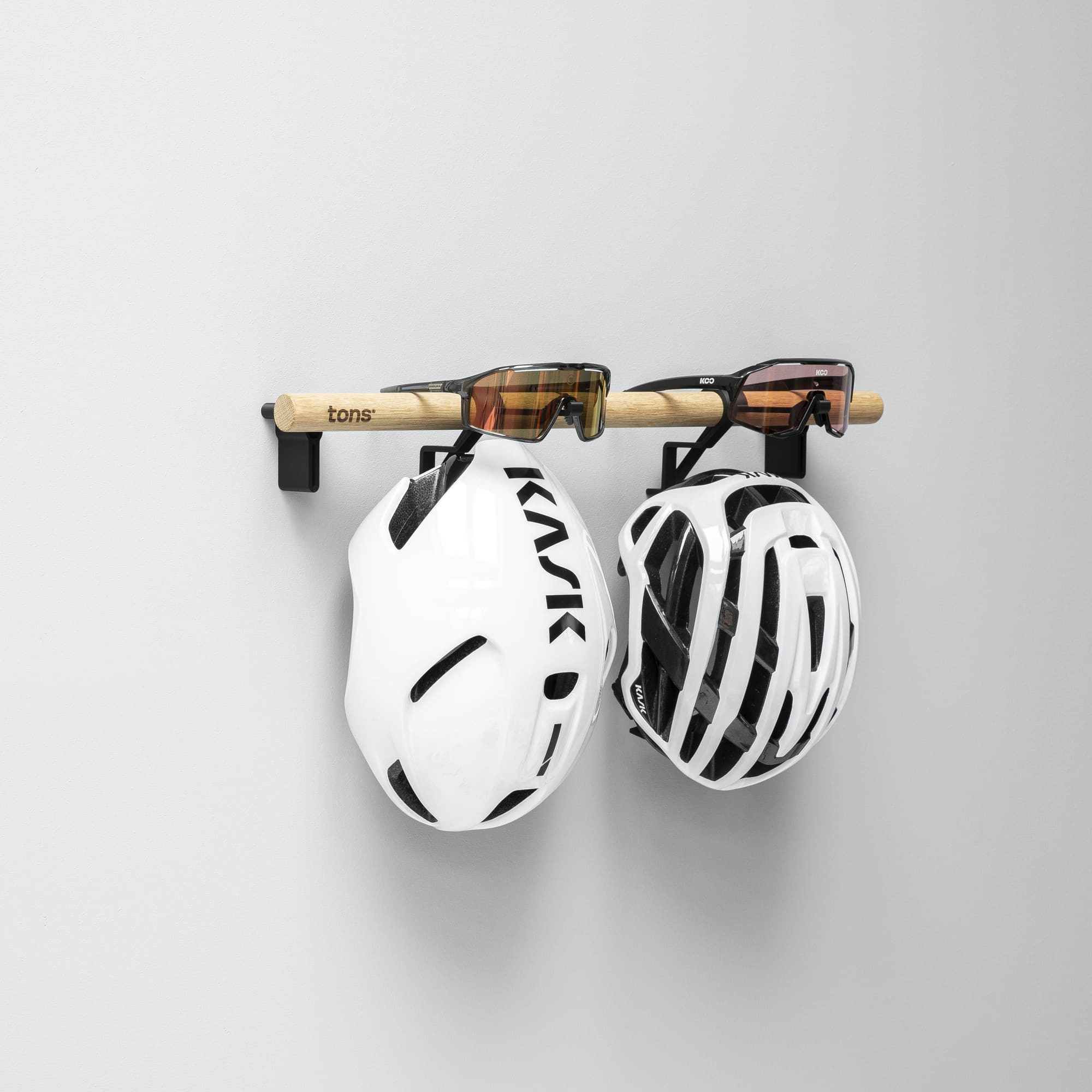 Tons Bar til to hjelme og to par cykelbriller smoked oak