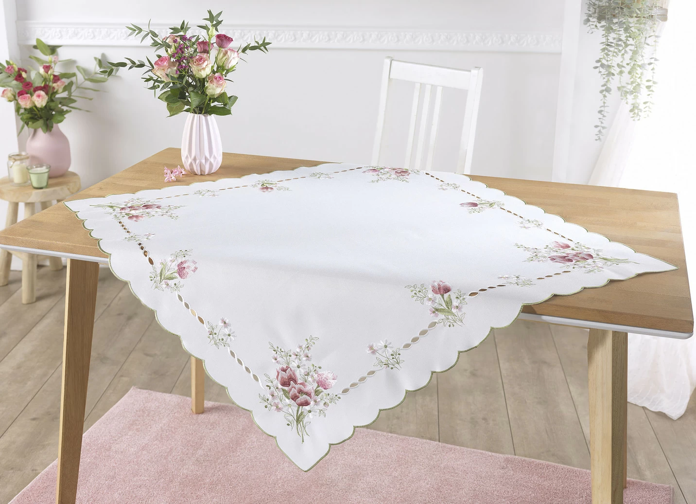 Tisch- und Raumdekoration mit Rosenmotive
