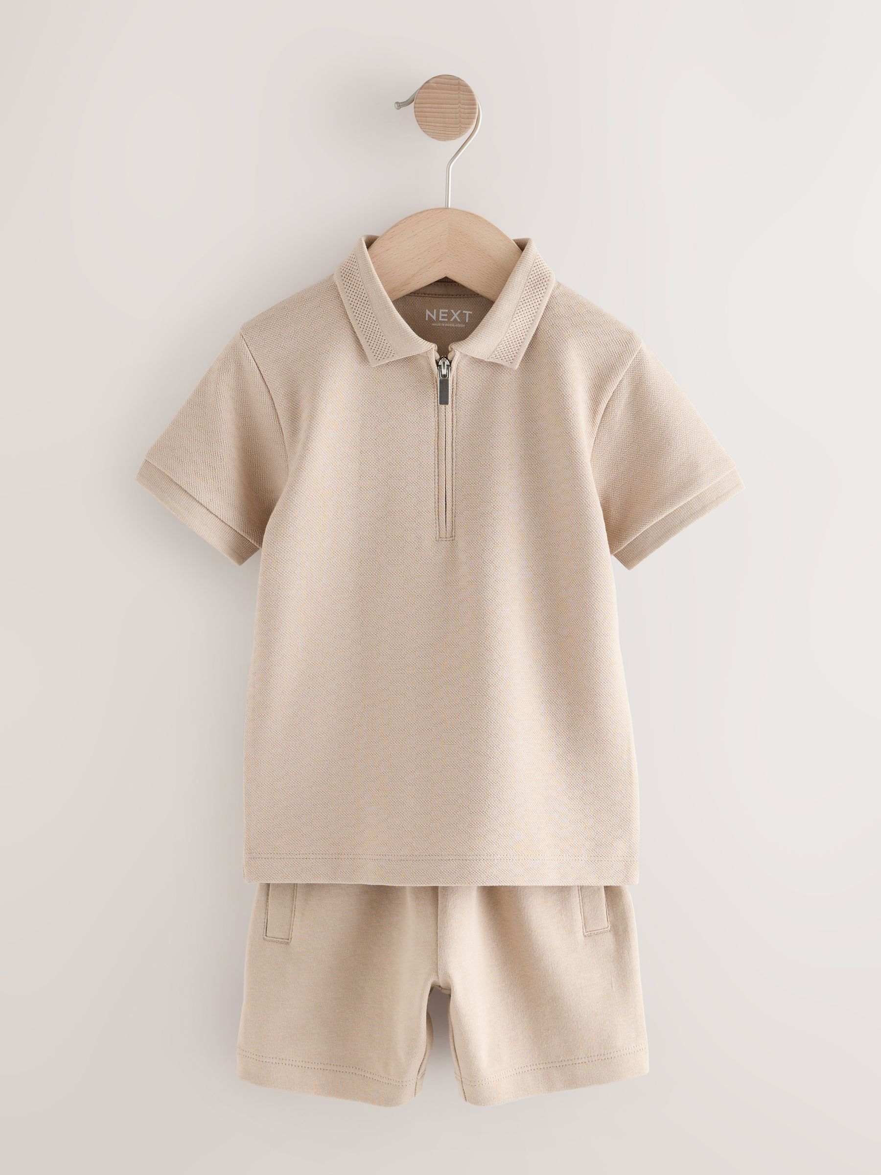 Neutraal met textuur - Set van poloshirt met korte mouwen, rits bij de hals en short (3mnd-7jr)