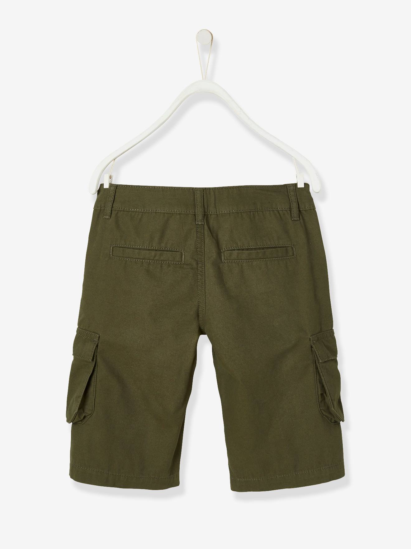 Bermuda cargo infantil para meninos, na cor verde-escura lisa.