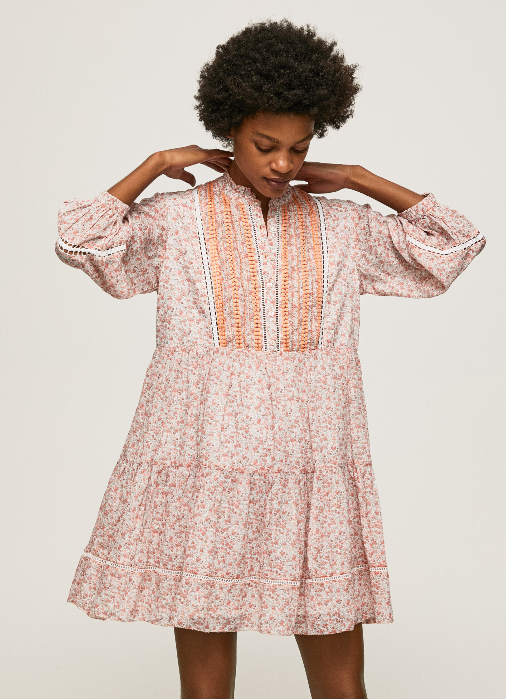 VESTIDO COM ESTAMPA FLORAL - multicolorido