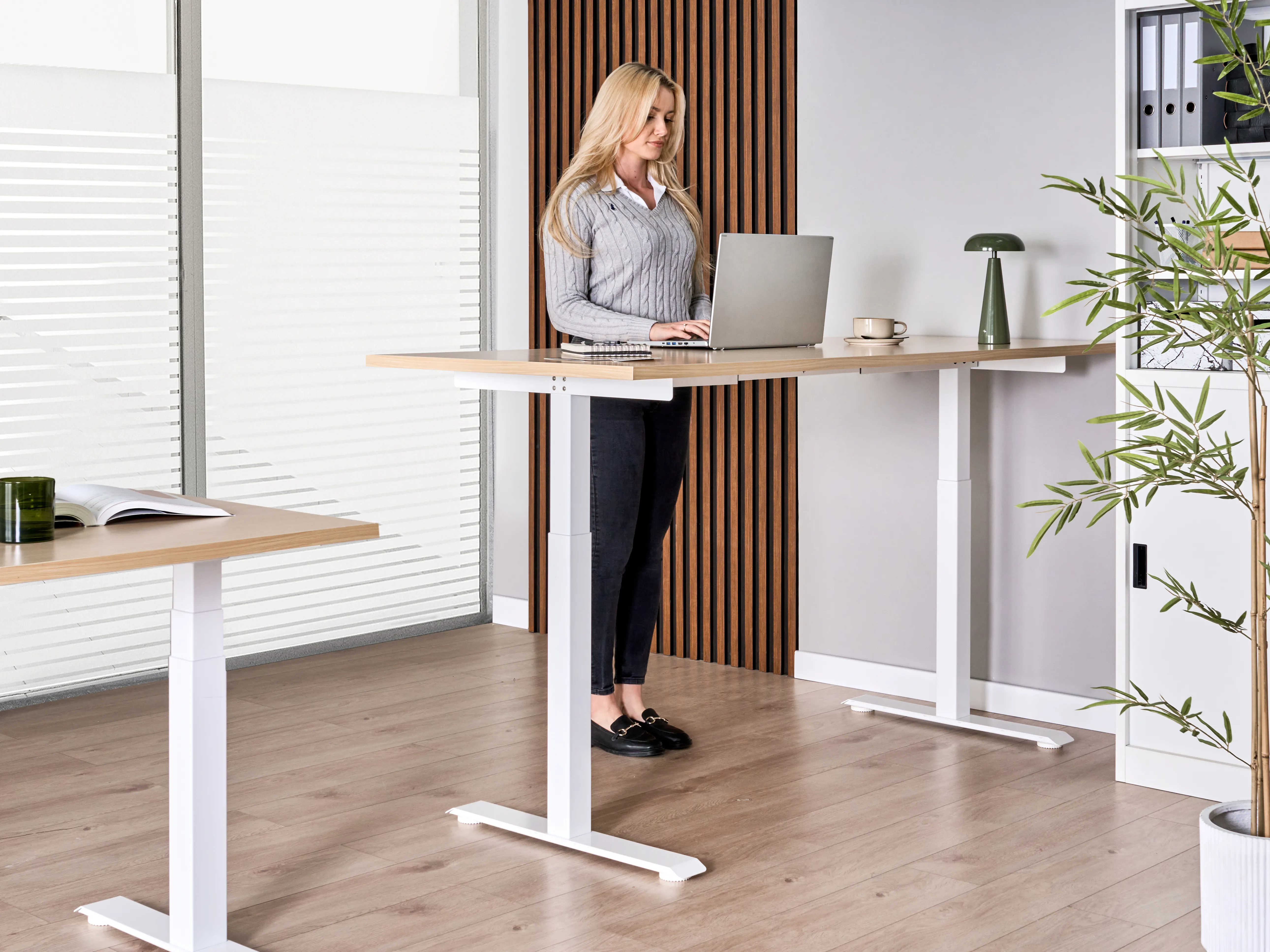 Elektrisch verstelbaar sta-bureau DESTINES Lichtbruin/wit 180 cm 72 cm