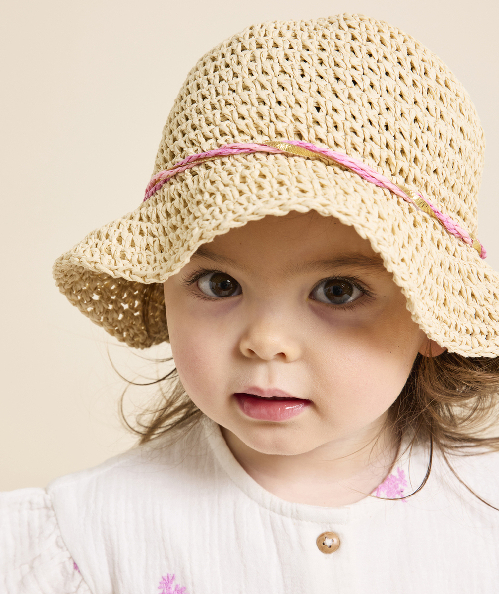 CHAPEAU DE PAILLE BÉBÉ FILLE AVEC CORDONS ROSES ET PATCH OISEAU BRODÉ