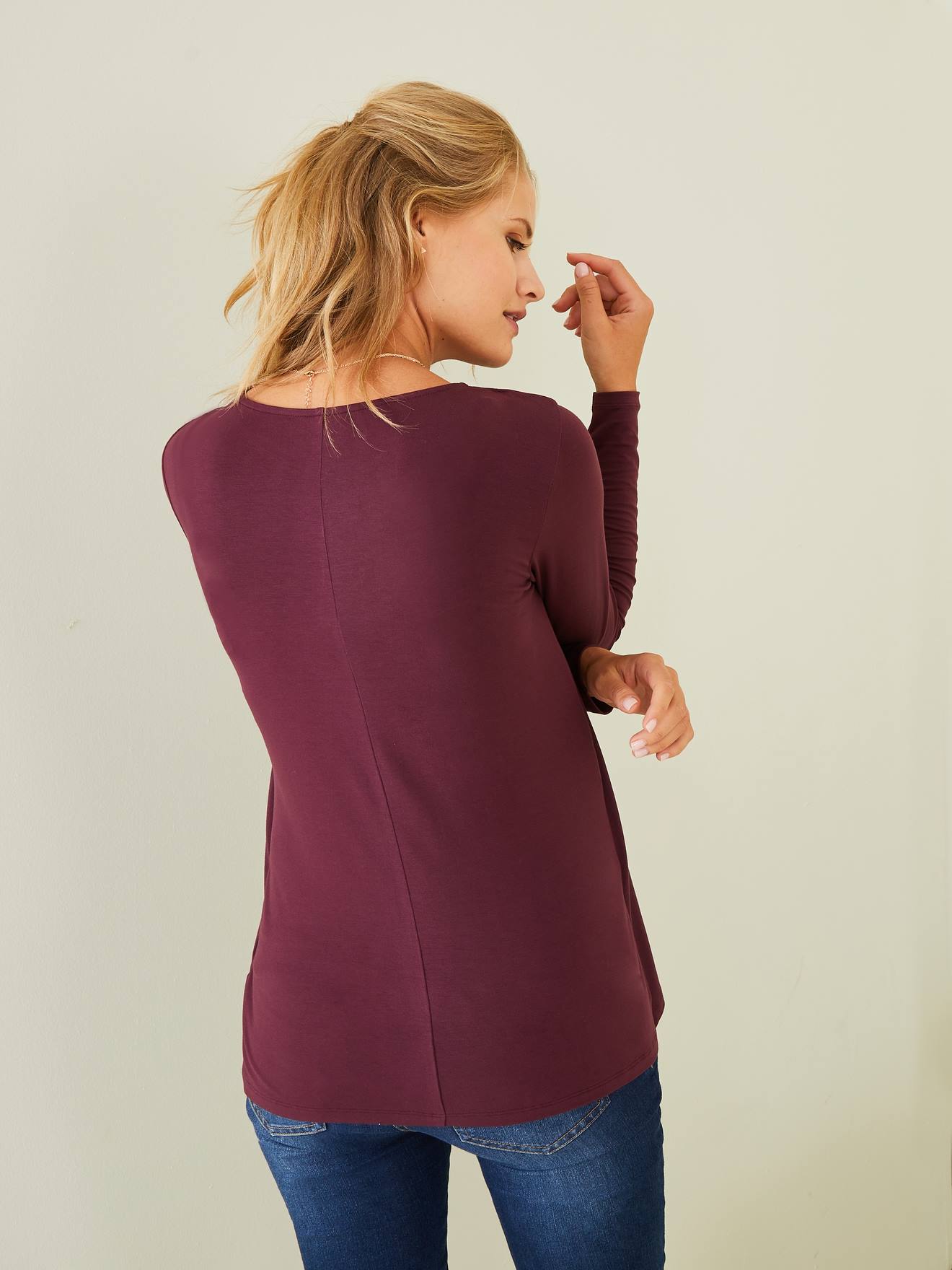Blusa de maternidade e amamentação lisa em tom marrom escuro com bainhas cruzadas.